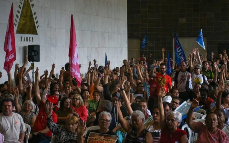 Servidores da educação em MG da rede estadual entrarão em greve a partir desta quarta-feira (04)