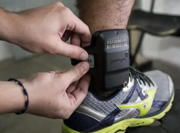 Câmara aprova projeto que obriga agressores de mulheres a usarem tornozeleira eletrônica