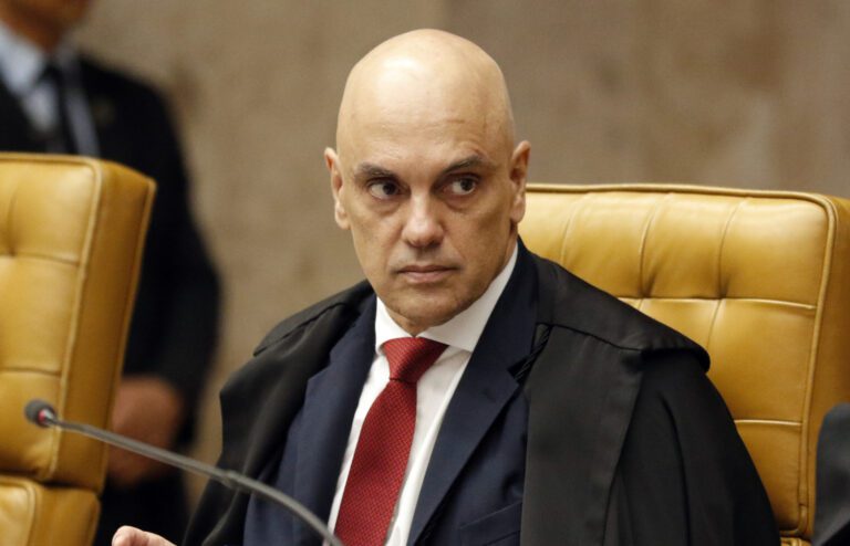 Moraes manda executar multas que somam R$ 7 bi contra caminhoneiros por bloqueio de estradas em 2022