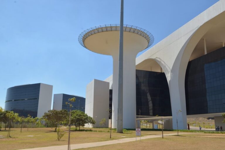 Governo de MG anuncia recomposição salarial de 5,4% para servidores
