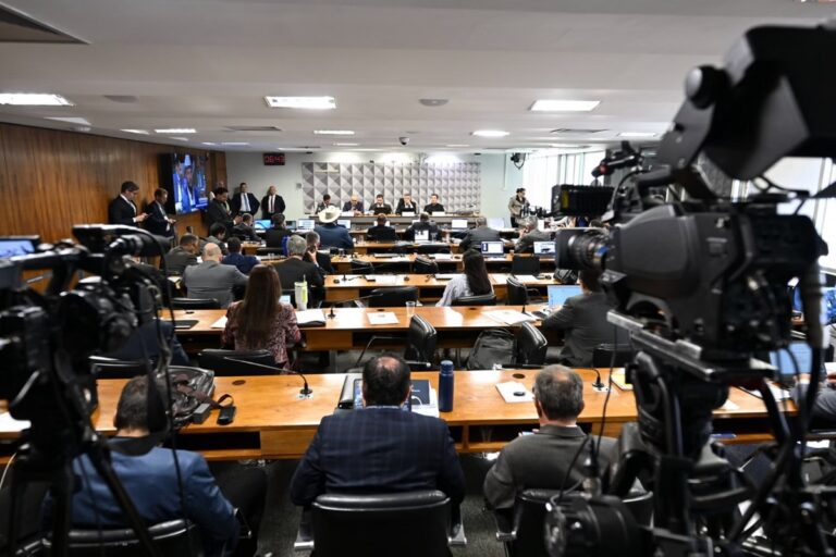 Relatório da CPI do INSS vê conexões de fraude com familiares de ministros do STF e pede apuração