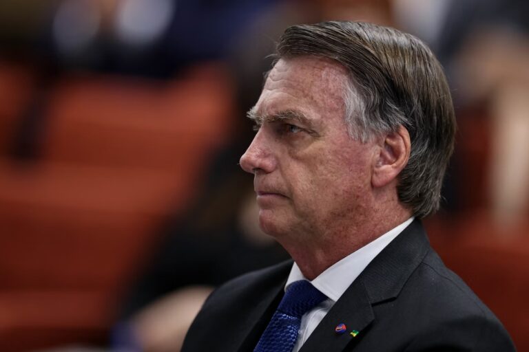 Bolsonaro apresenta melhora clínica, mas permanece internado na UTI em Brasília