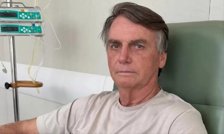 Bolsonaro recebe alta após internação de duas semanas por pneumonia