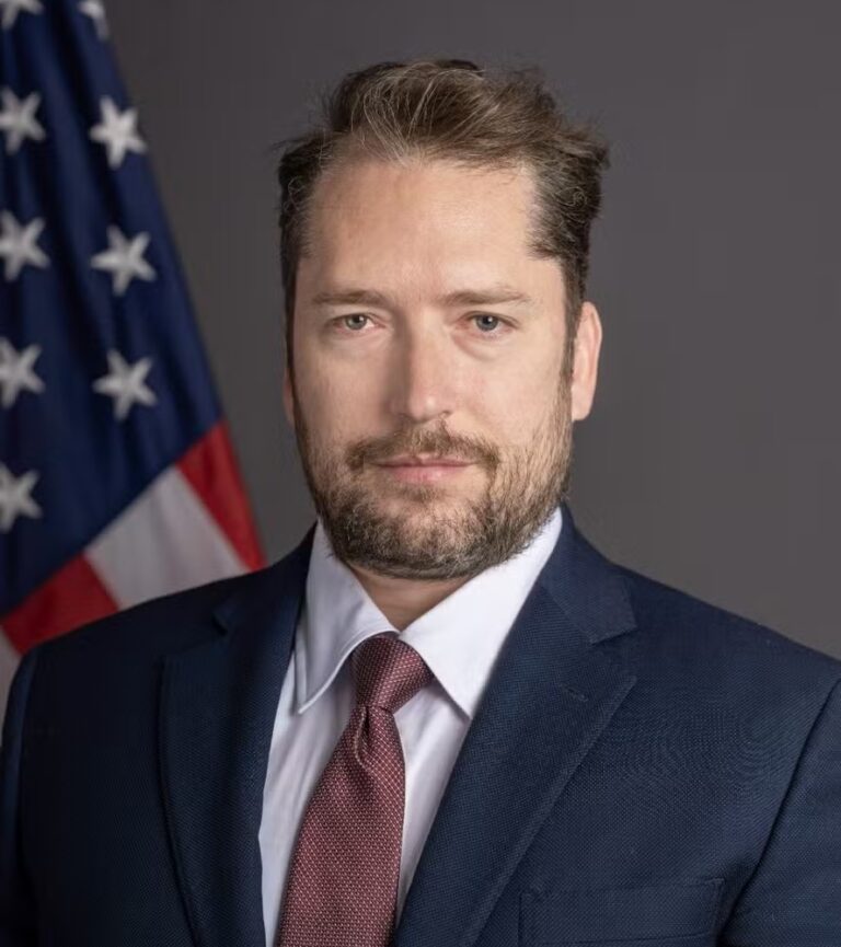 Moraes autoriza Bolsonaro a receber visita de assessor do governo Trump