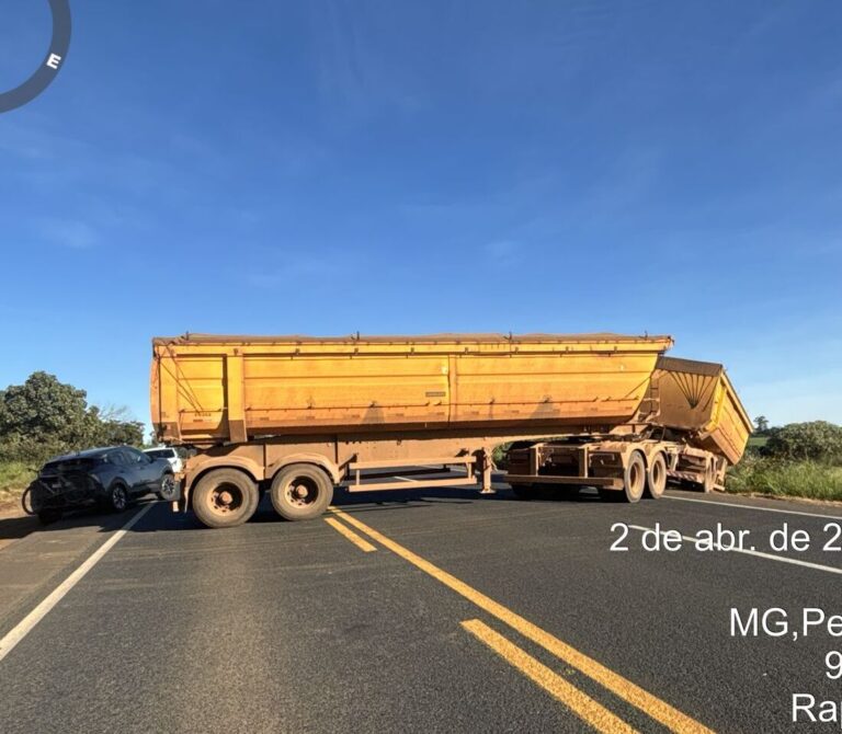 Veículo de carga fica atolado e causa bloqueio total na MGC-452 em Perdizes