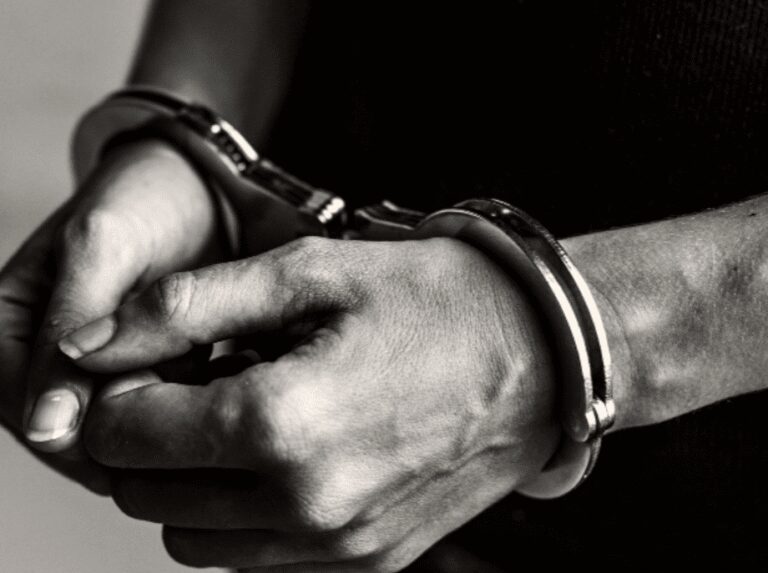 Mulher com mandado de prisão em aberto é presa em Ituiutaba