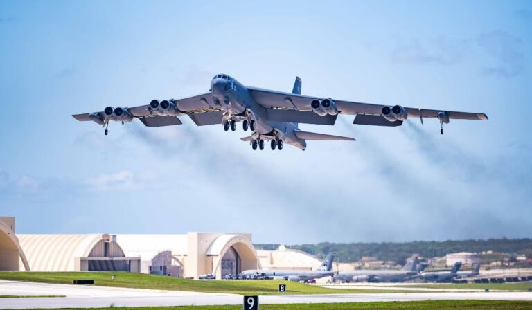 EUA utilizam bombardeiros B-52 em operação no Irã, considerada uma de suas armas mais mortais