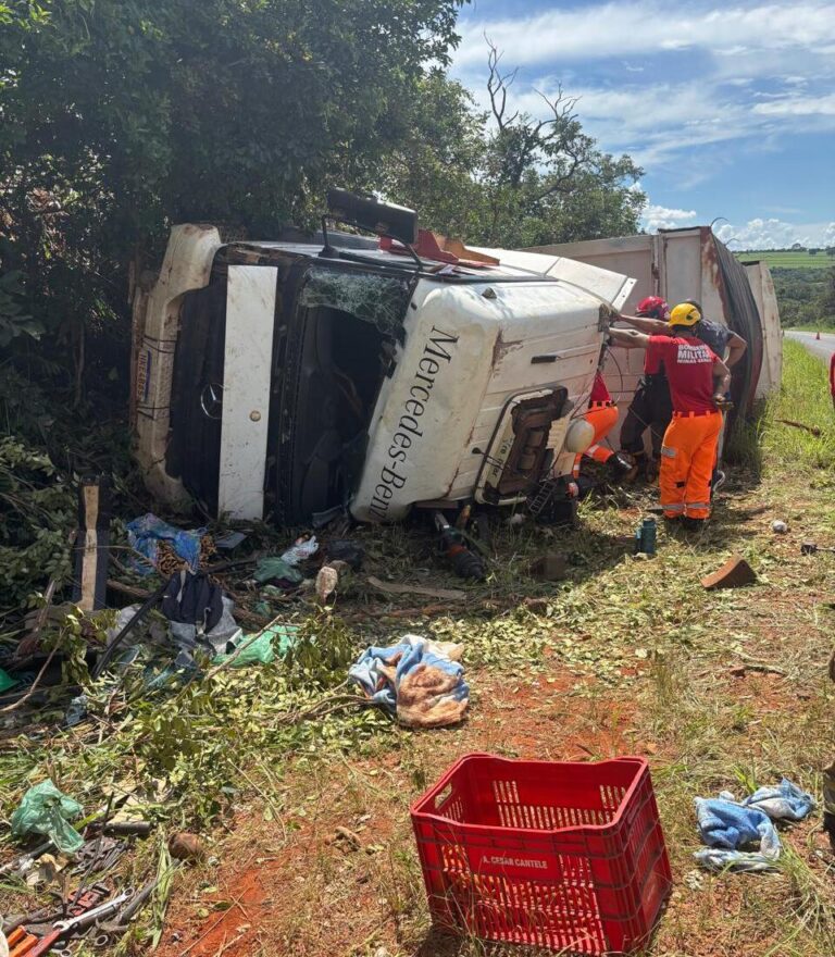 Motorista morre após carreta tombar na na MGC-455, em Uberlândia