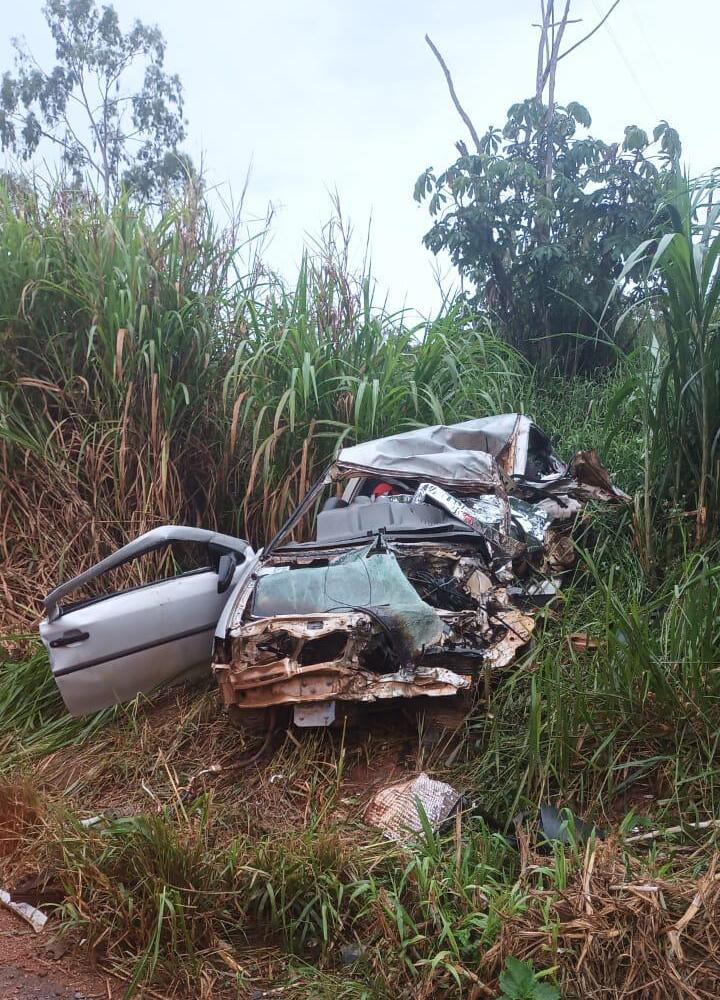 Acidente entre carro e carreta deixa três mortos na BR-354, em Campos Altos