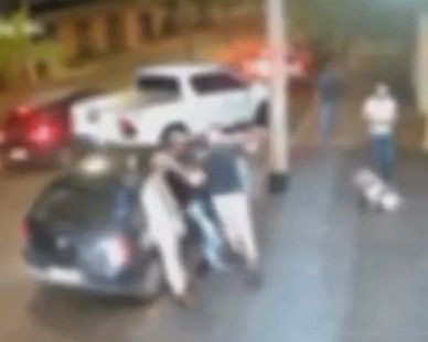 VÍDEO: Nova imagem mostra suspeito agredindo mulher antes de esfaquear homem e cachorro em Ituiutaba