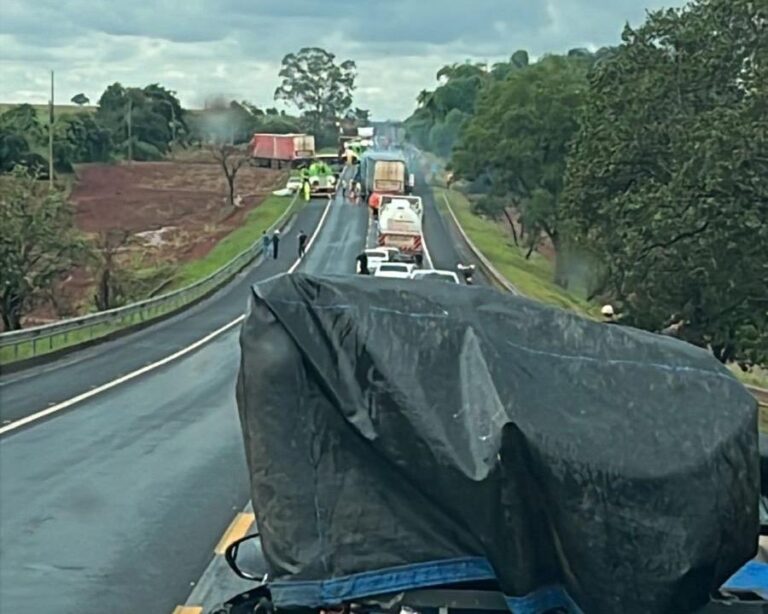 URGENTE: Caminhão pega fogo e BR-365 é interditada nos dois sentidos próximo ao Trevão