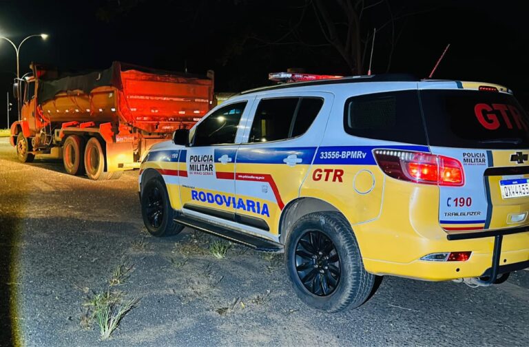 PM Rodoviária prende dois caminhoneiros após constatar adulteração de placas na MG-223, em Araguari