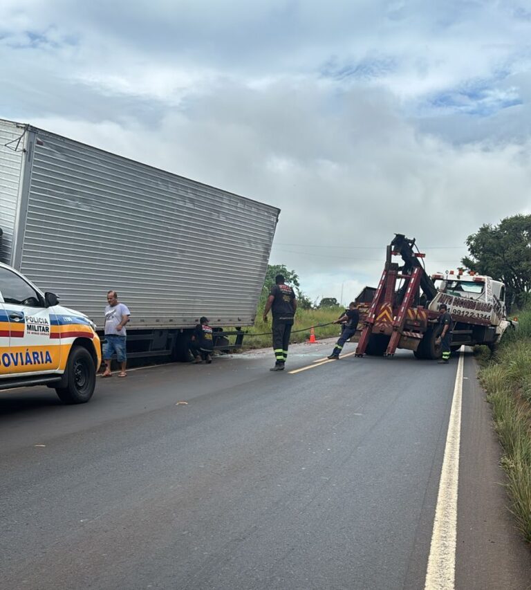 Colisão entre três caminhões e moto deixa um ferido na MGC-497, em Uberlândia