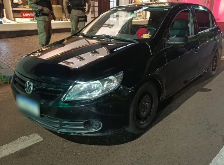 PM recupera carro furtado e prende suspeito durante abordagem em Ituiutaba