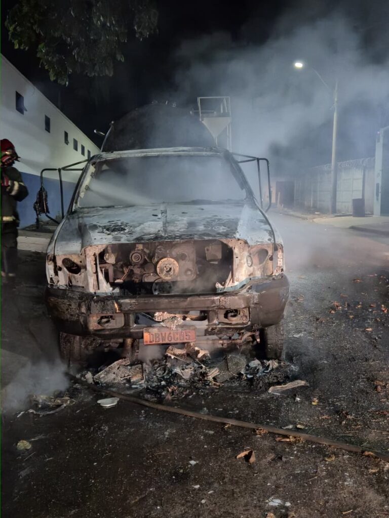 Carro é consumido por incêndio durante a madrugada em Ituiutaba