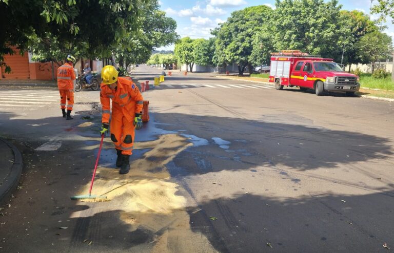 Derramamento de diesel atinge vias próximas à Praça Alcides Junqueira em Ituiutaba