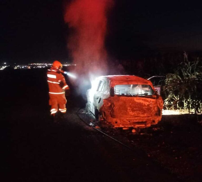 Veículo é destruído por incêndio na MGC-154 em Cachoeira Dourada
