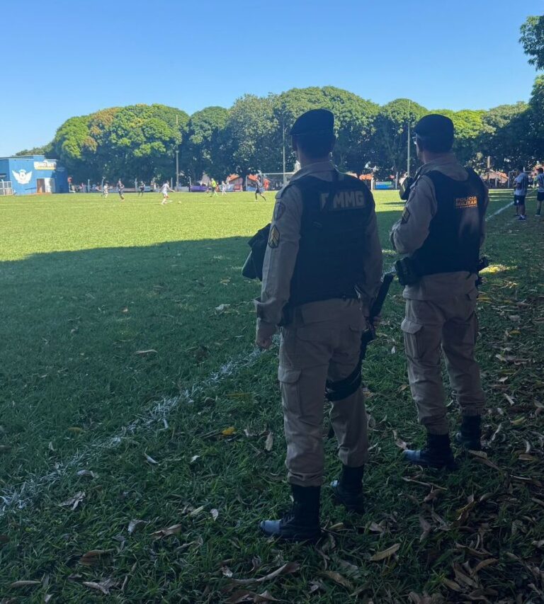 PM reforça segurança durante jogo de futebol amador em Ituiutaba