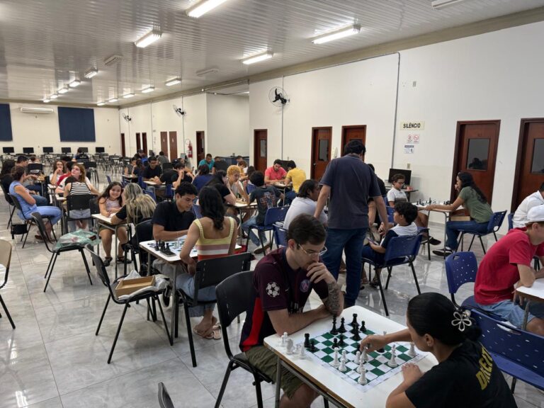 Clube de xadrez da UEMG transforma biblioteca em ponto de encontro aberto à comunidade em Ituiutaba