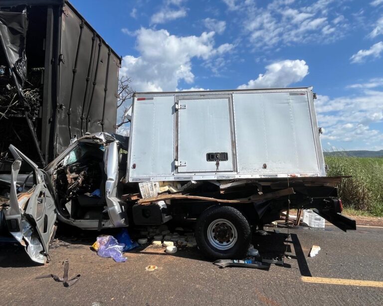 Colisão com carreta em chamas deixa dois mortos na MG-428, em Sacramento