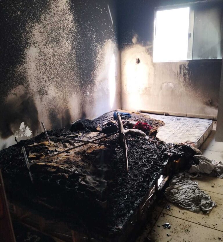 Homem é resgatado inconsciente após incêndio conjunto de kitnets em Ituiutaba
