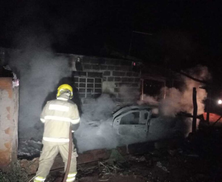 Incêndio consome veículo e parte de residência na zona rural de Ituiutaba