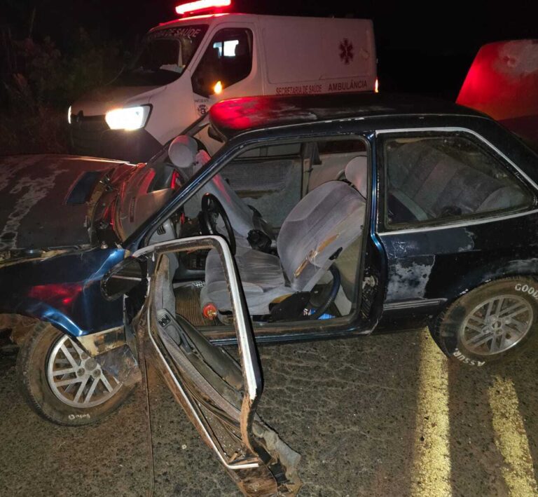 Motorista fica em estado grave após ser ejetado de veículo que capotou na MG-497, em Prata