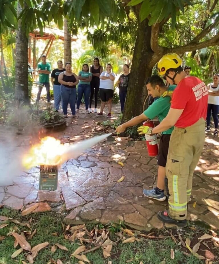 Bombeiros realizam treinamento de brigada de incêndio em Cachoeira Dourada