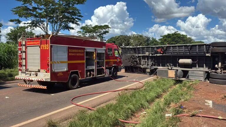 Colisão entre carretas deixa dois mortos e interdita BR-153 entre Centralina e Canápolis