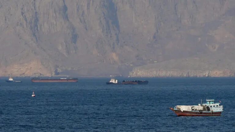 Irã afirma ter disparado mísseis contra navios de guerra dos EUA em Ormuz, e governo americano nega ataque
