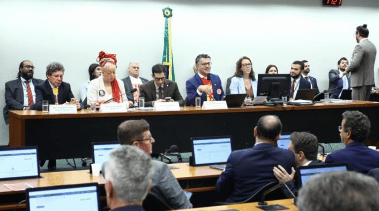 Comissão da Câmara aprova PEC que acaba com escala 6×1