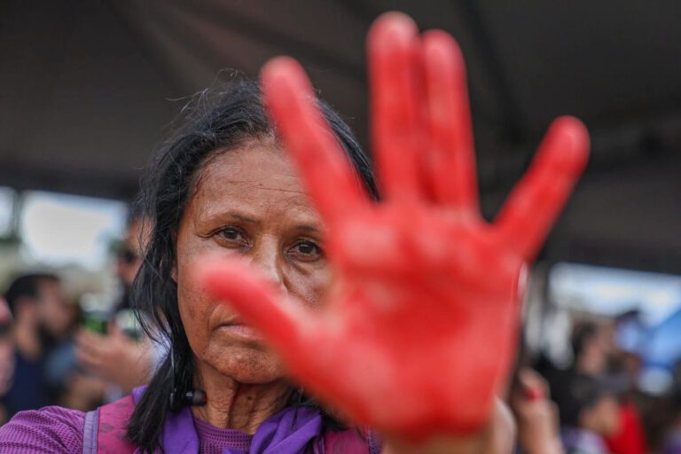 Feminicídios crescem no Brasil e atingem maior nível da década no início de 2026