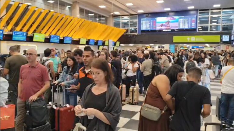 ANAC orienta companhias aéreas a aceitarem certidões digitais em voos após recusas em embarques em Minas