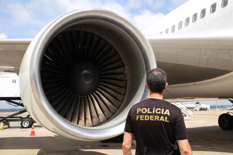 Três foragidos internacionais são presos pela PF após deportação dos EUA para Minas Gerais