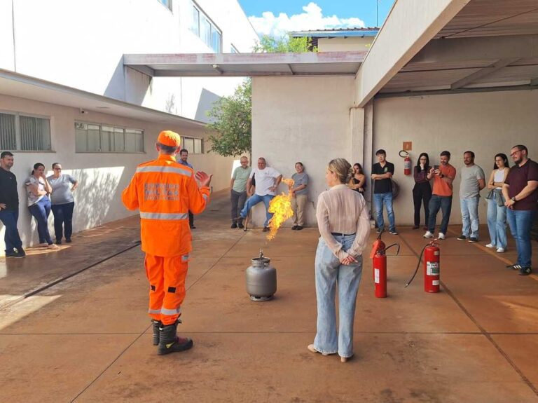 Bombeiros concluem treinamento de brigada em órgão da Justiça do Trabalho em Ituiutaba