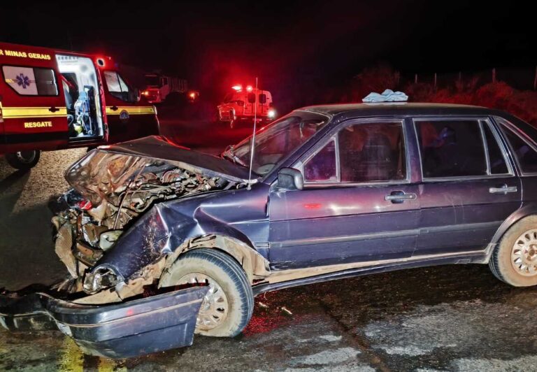Colisão frontal entre dois carros é registrada na MGC-497, em Campina Verde