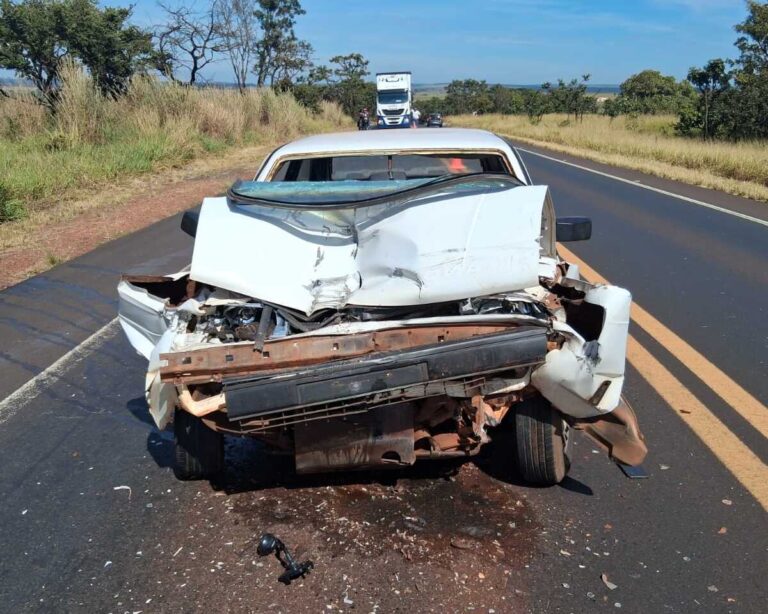 Ultrapassagem proibida termina em grave acidente com dois feridos em Uberlândia