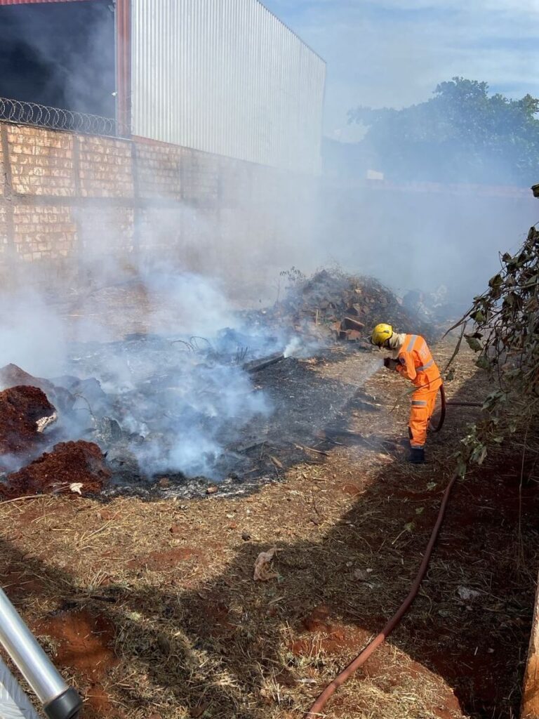 Bombeiros combatem incêndio em lote vago no bairro Gardênia, em Ituiutaba