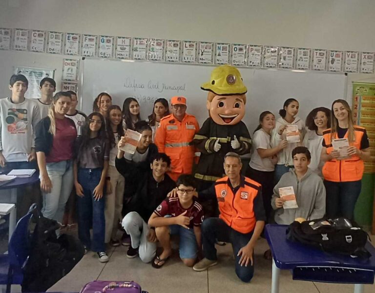 Bombeiros e Defesa Civil promovem ação educativa contra queimadas em escolas de Cachoeira Dourada e Monte Alegre de Minas