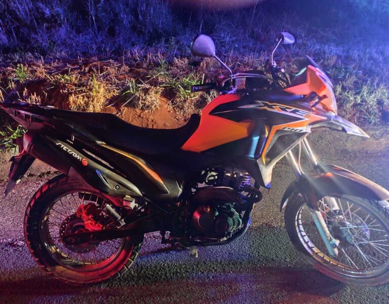 Batida entre moto e picape deixa homem ferido na MGC-452, em Uberlândia