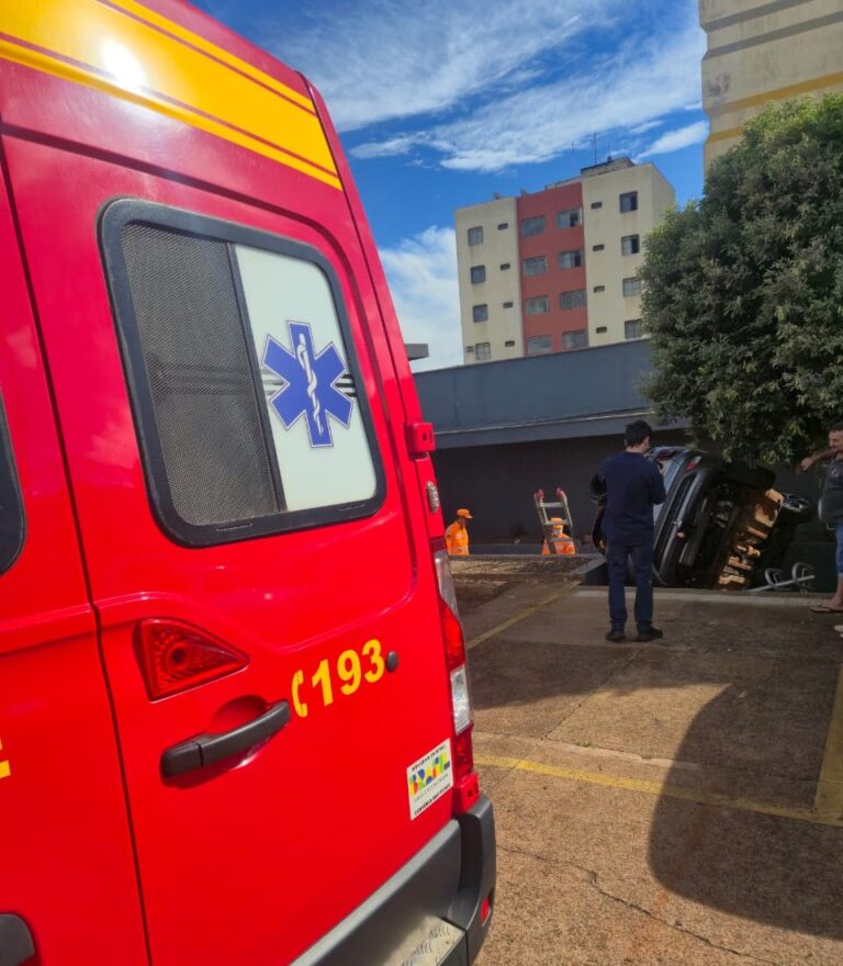 Veículo tomba em garagem de banco na região central em Ituiutaba