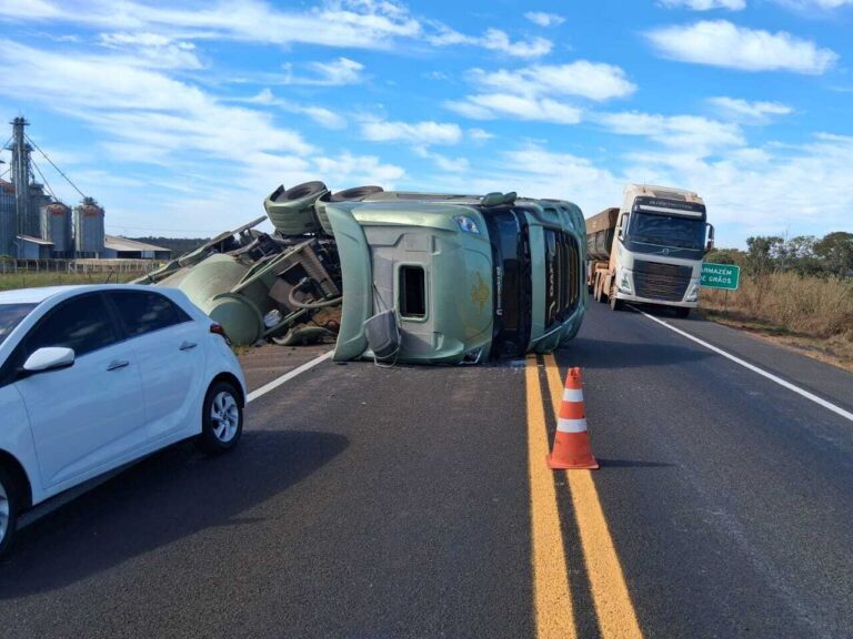 Caminhão tomba após batida na MGC-452 e motorista fica ferido em Uberlândia