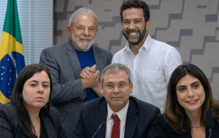 Após ataques a Flávio Bolsonaro, governistas continuam sem assinar CPMI do Banco Master