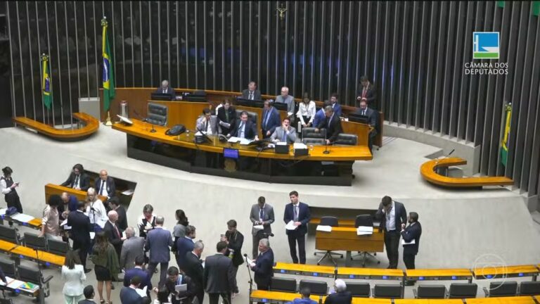 Câmara aprova projeto que libera disparo em massa de mensagens de candidatos nas eleições