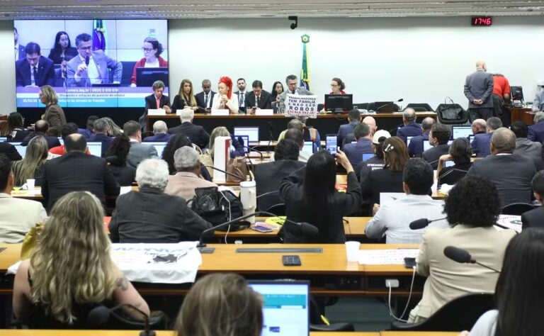 Fim da escala 6×1: pedido de vista adia votação de PEC que prevê redução de jornada para 40 horas
