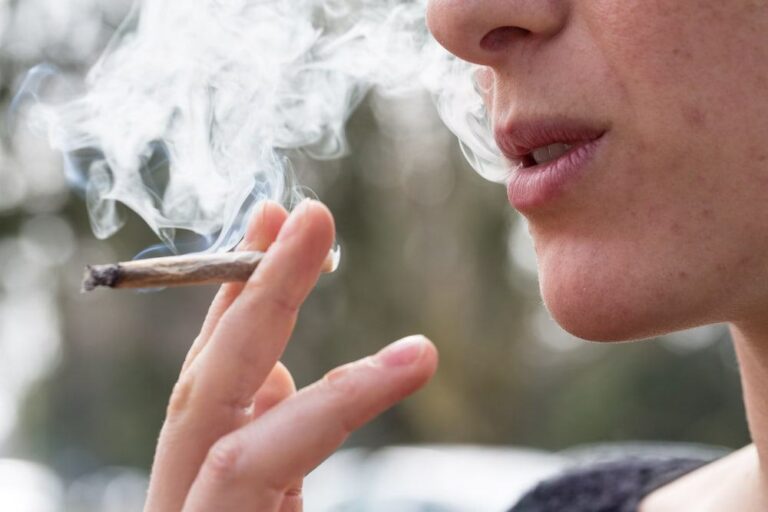 Câmara de BH aprova multa para quem consumir maconha ou outras drogas em espaços públicos