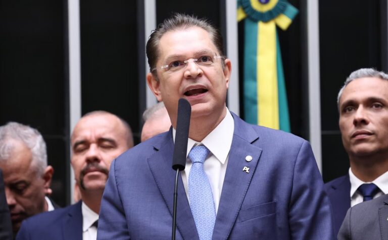 Líder do PL propõe redução da escala de 6×1 para 4×3 e ‘desafia’ PT a votar a favor