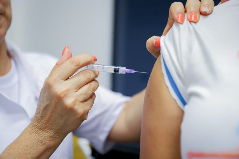 Saúde detalha regras para ampliação da vacinação contra influenza e dengue em Minas