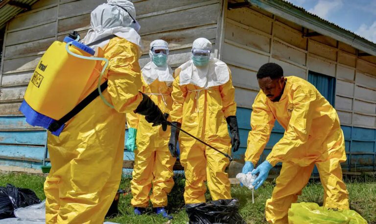 Surto de ebola avança na África e já soma mais de 260 casos confirmados