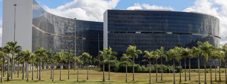 Governo de Minas regulamenta carga horária de servidores em dias de jogos do Brasil na Copa do Mundo